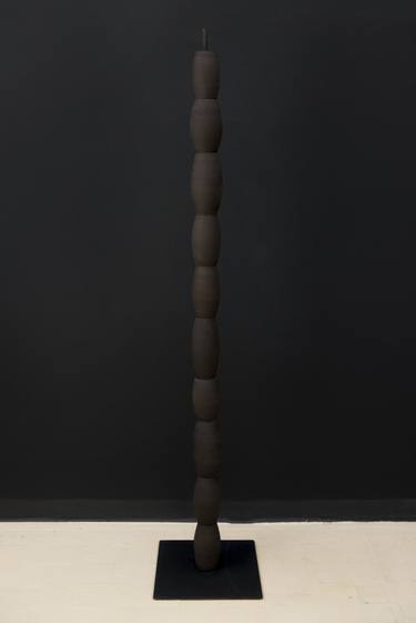 Totem geometric nº 9 - stoneware with manganese thumb