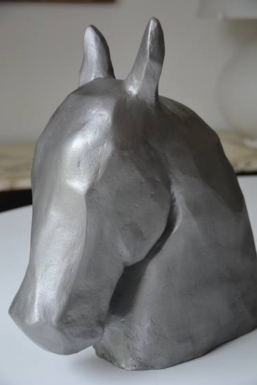 Horse's head, resin thumb
