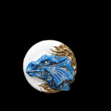 Brooch with lapis dragon thumb