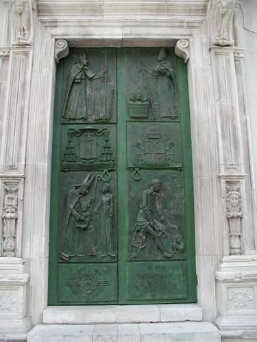 Church portal of Taranta Peligna thumb