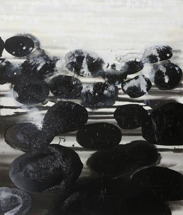 Sea tide/black stones thumb