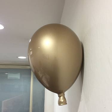 Wall mounted gold balloon thumb