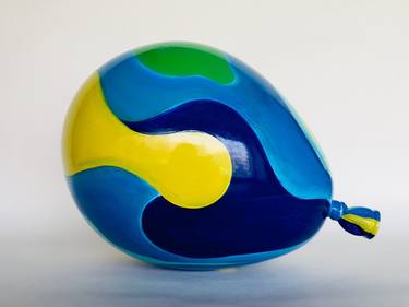 Blue pattern balloon sculpture thumb