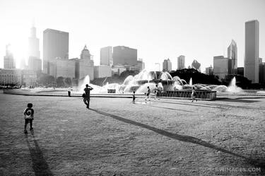 BUCKINGHAM FOUNTAIN CHICAGO SUMMER AFTERNOON BLACK AND WHITE - Limited Edition of 55 thumb