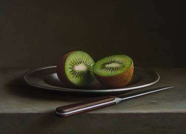 Kiwifruit with a knife thumb