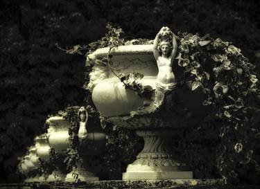 ALONE IN THE CHATEAU GARDEN  -  Chenonceau thumb