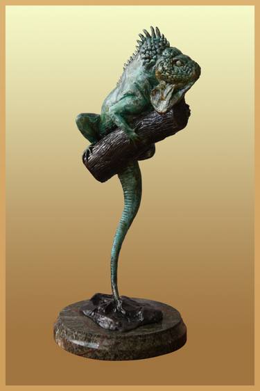Wood iguana bronze sculpture thumb