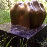 spider on marble stand by Stela Art