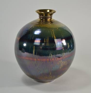 Spherical vessel with gold lustre thumb