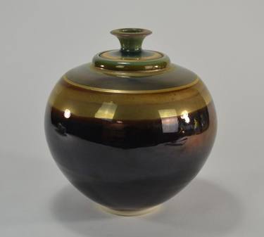 Lidded porcelain vessel thumb