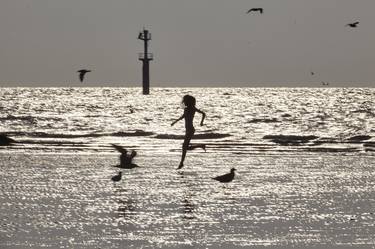 enfant courant sur la plage - Limited Edition 1 of 25 thumb