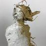 Scultura di donna in terra cruda, e dipinta con colori acrilici. Come le foglie d'autunno spazzate dal vento. Il corpo sembra svanire e con esso i ricordi e le speranze