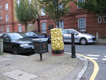 London street art project. Goldene Erweiterung/Golden expansion, Renate Egger and Wilhelm Roseneder, Dec 2010 thumb