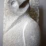 Piece carved by hand looking for elegance and simplicity and at the same time the liveliness and wisdom of the owl as an archetypal symbol of the search through stillness.
Albamiel Sandstone carved by hand.