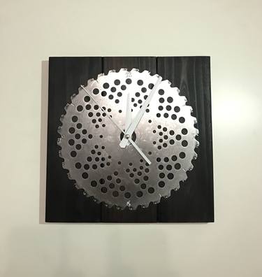 Art wall clock made of metal disc and natural wood thumb