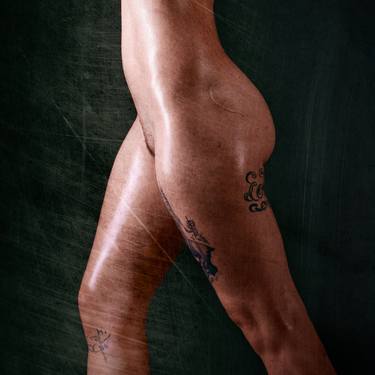 Parte del cuerpo desnudo de una mujer tatuada thumb