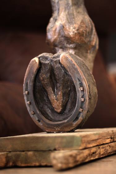 Anteris a sculpture of a horses leg and horseshoe thumb