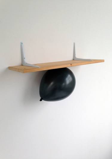 Hanging shelf with balloon thumb