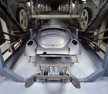 "Beetle body entering primer immersion tub " 2003, VW México thumb