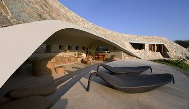 "Casa Rocas Rojas: Afternoon exterior view with 2 stretchers" thumb