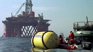 Greenpeace activists stop BP oil rig in North Sea thumb