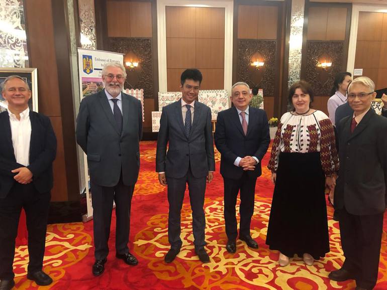 Original Classicism People Painting by Frank Ts Tan