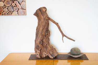 Morus nigra - decorative sculpture - composition with the stone thumb