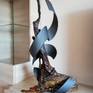 Escultura  unica, de hierro y madera, pintura antioxidante, color gris, madera barnizada.