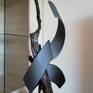 Escultura  unica, de hierro y madera, pintura antioxidante, color gris, madera barnizada.