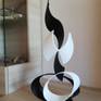 Escultura de hierro,pintura antioxido,color negro blanco.
