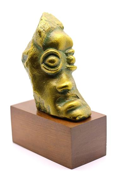 Head in brass with gold patina thumb