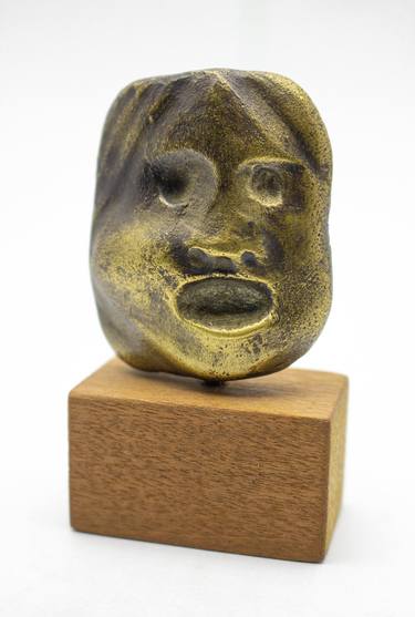 Microsculpture mask in brass with patina thumb
