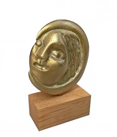 Paperweight in brass thumb