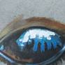 The clear sky is reflected in the eyes.