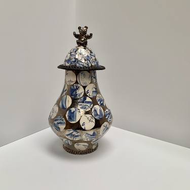 Urn with lid, Delftsblue decorated with bear and platinum thumb
