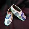 The Porcelain Flower Shoes
Pottery

The art work material is she's hand made ceramic.
And baked in an electric ceramic kiln over 1200 Celsius in a modern method.

Made in Jeju Island, South Korea 2019

Bongsook Paik