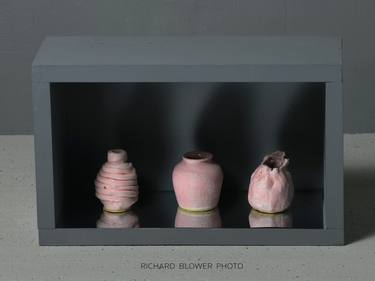 3 Small Pink Pots in a Grey Box thumb