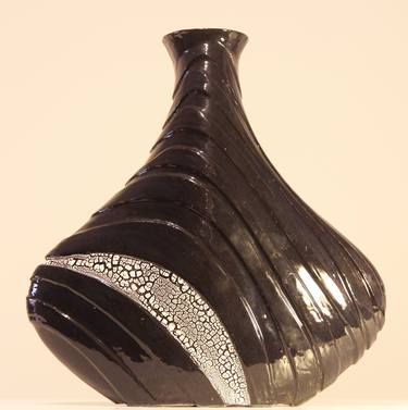 Incised bottle 2 - single stripe thumb