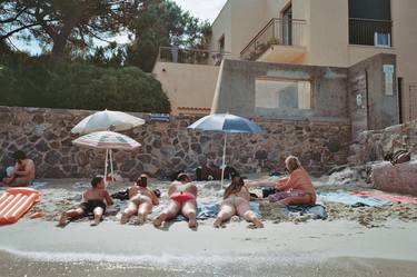 Italian family at the beach (film) thumb