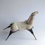 Cavallo iin ceramica realizzato a mano,smalto craquelè,metallo per le zmpe,carta pesta per il raccordo tra corpo e zampe,decoro tecnica mista