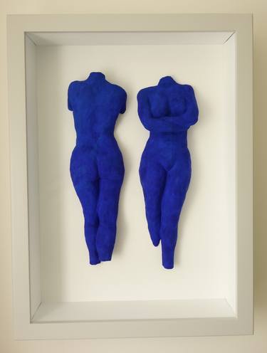 Female back and front in IBK ultramarine, relief box thumb