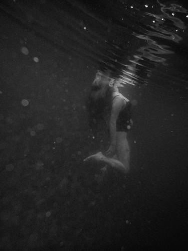 Women underwater image