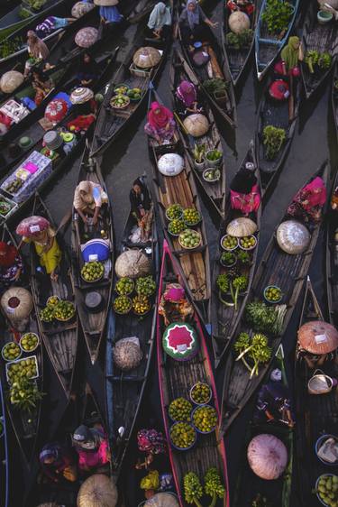 The Famous Floating Market At South Borneo thumb
