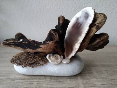 Sculpture from driftwood and agate thumb