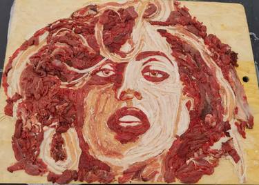 Lady Gaga in meat thumb