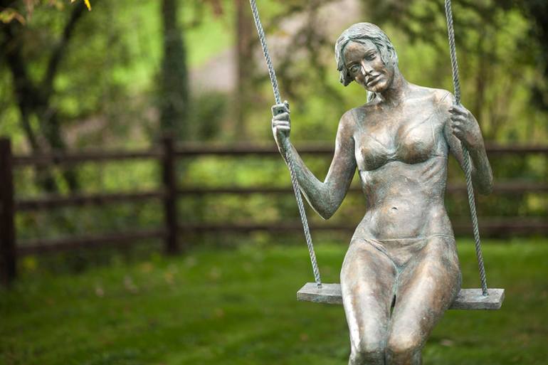 Original Figurative Women Sculpture by Leonardo Lucchi