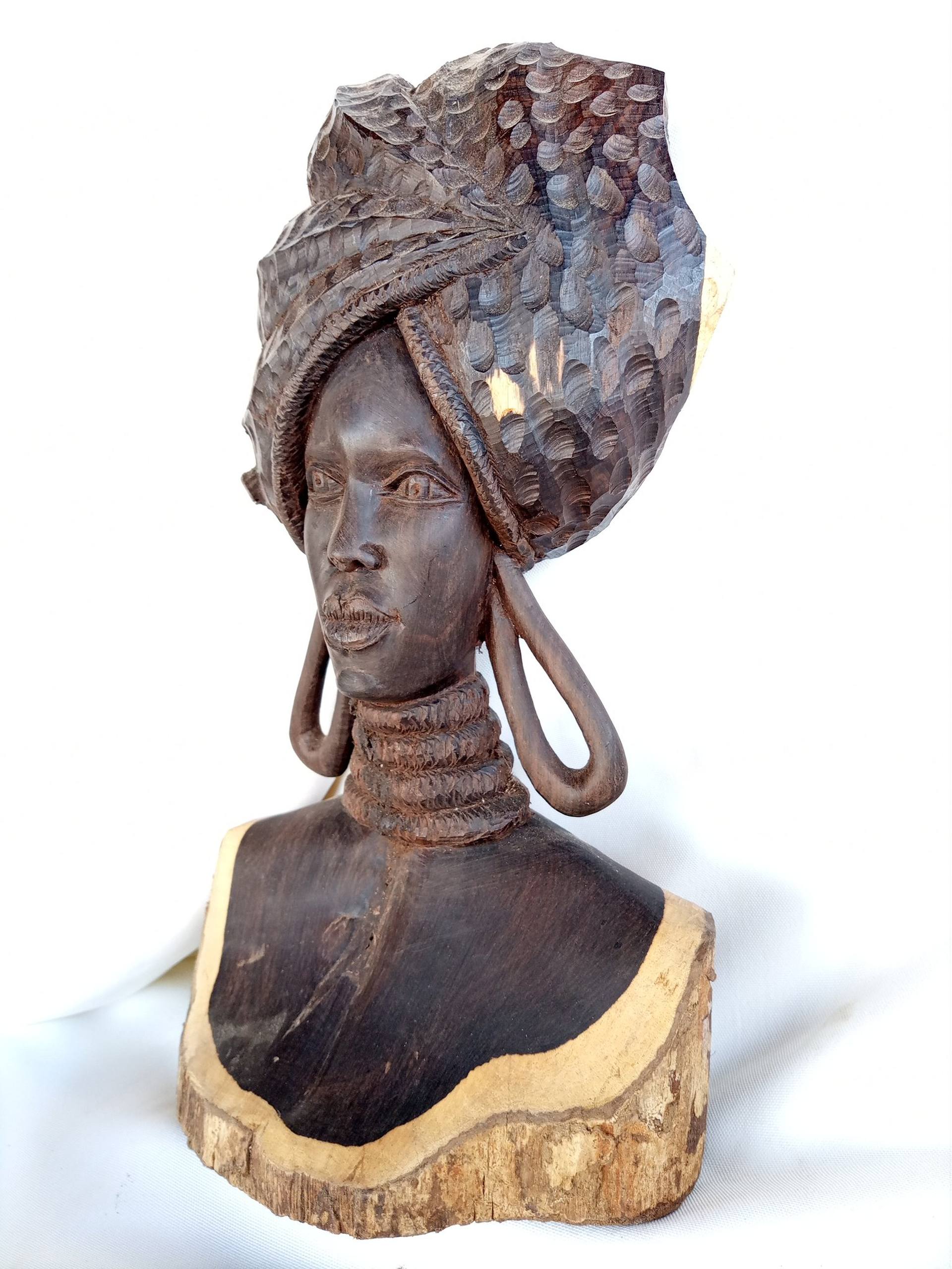 African woman sandalwood wood sculpture by Jafeth Moiane (2020