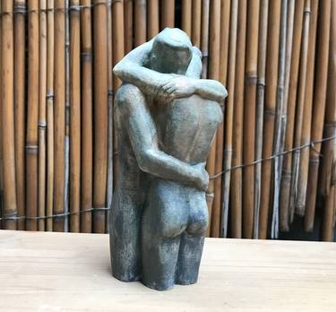 Hugging Couple Statue thumb