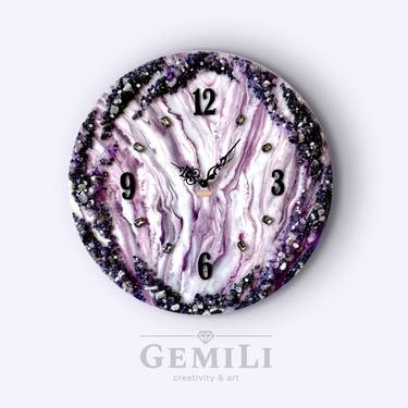 Large round clock with amethyst thumb