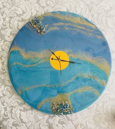 18 Inch Epoxy Resin on Wood Round Analog Clock Geode Inspired Seascape Art. thumb